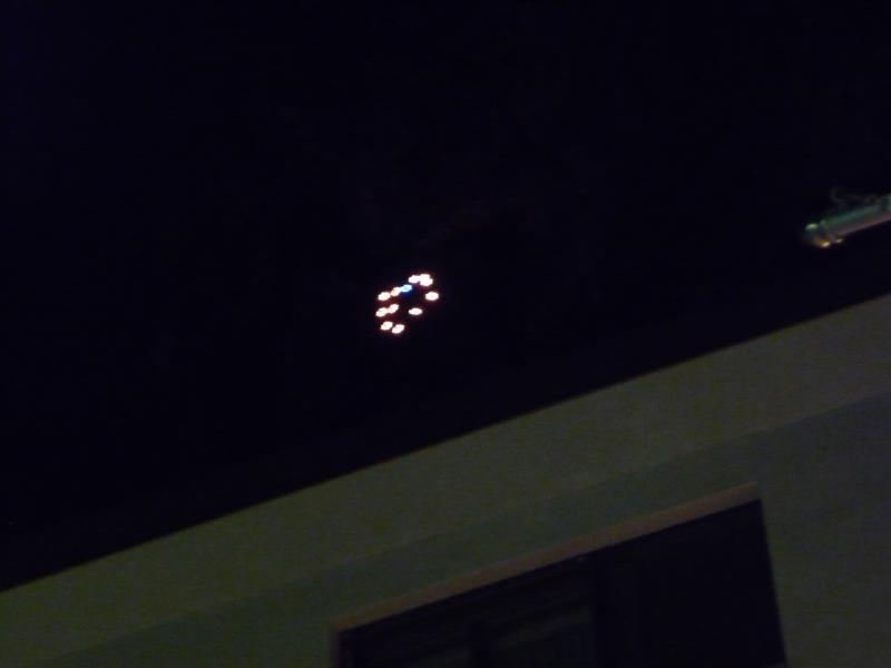 1350_P1330292.JPG - Die Lichter am Bergrutsch-Hang symbolisieren die Seelen der Opfer der Katastrophe